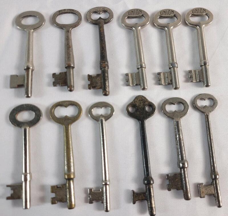 12 Vintage Skeleton Keys . Measures 2 ⅝" to 3 ⅛" long