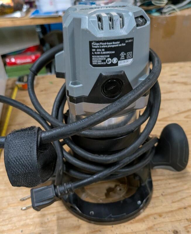 MAXIMUM 14A Variable Speed 2-1/2 HP Corded Combination Plunge & Fixed Base Router. Retails for $300 if new with Case.