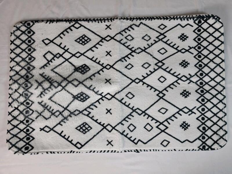 New - White / Green Pattern Bathroom Mat w/Anti-Slip Bottom . Measures 31.5"&times;19.5"