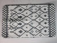 New - White / Green Pattern Bathroom Mat w/Anti-Slip Bottom . Measures 31.5"&times;19.5"