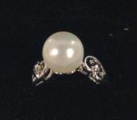 Platinum plated 9.0mm synthetic Pearl ring with Rose Heart band - size 5