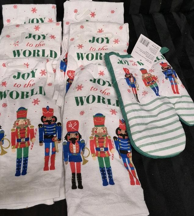 7 New Christmas Hand Towels & Oven Mitt