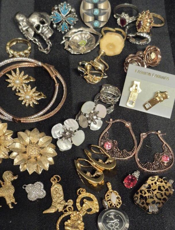 29 Fantastic Vintage Mixed Jewelry - Rings, Earrings, Pendants +