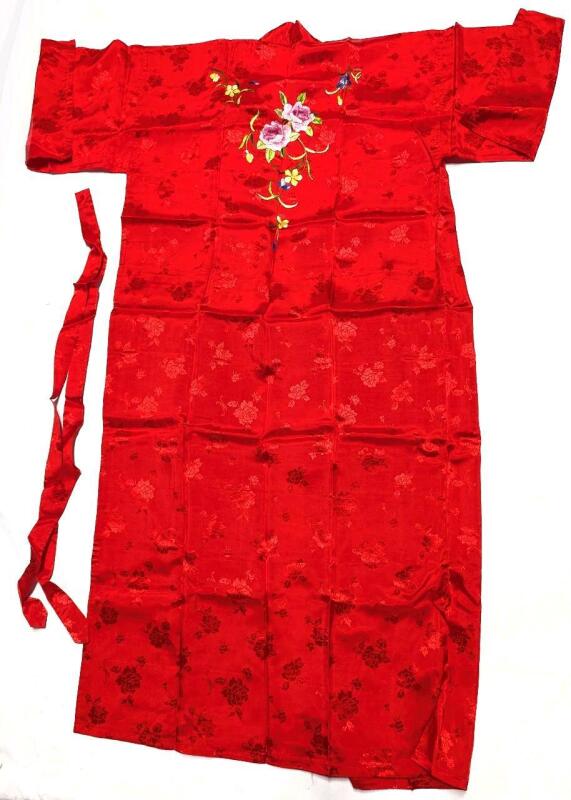 Vintage 1960s O/S Women's Golden Bee Embroidered Rayon Kimono-Style Robe, O/S = One Size Fits Most