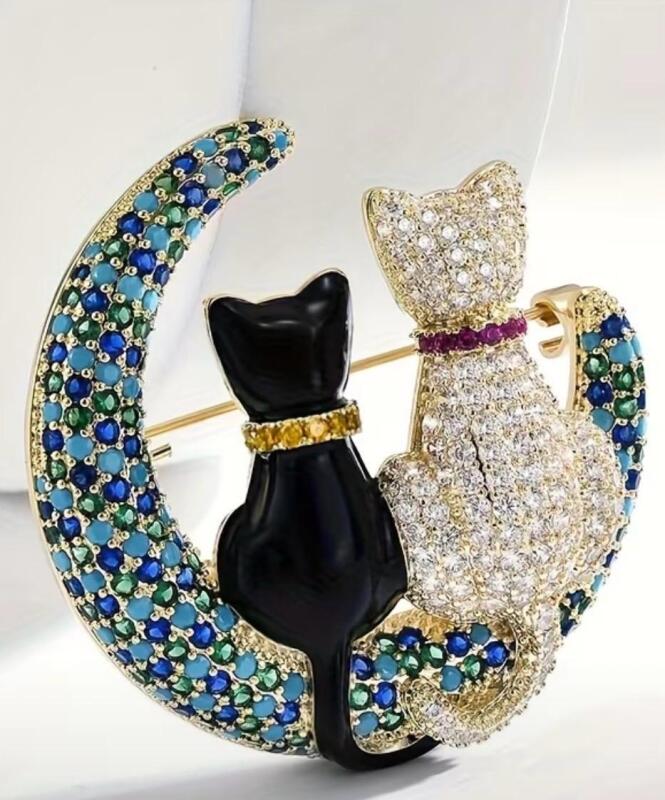 Elegant Rhinestone Cat Brooch Crescent Moon Design with Sparkling Rhinestone Gemstones Perfect for Jackets & Backpacks, Adds a Touch of Whimsy to Your Outfit approximately 1.8&rsquo;&rsquo; stock photos added Stone placement may vary