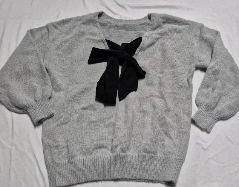 New sz Medium Women's Sweater with V-Neck Back