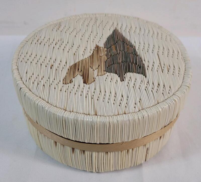 Hand-Made Bark Quill Box . Measures 2 ⁵/&sup1;⁶" tall & 5 ⁵/&sup1;⁶" diameter (see photos) .
