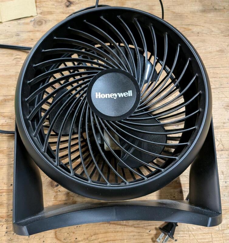 Honeywell Round Desk Fan. 11" Tall