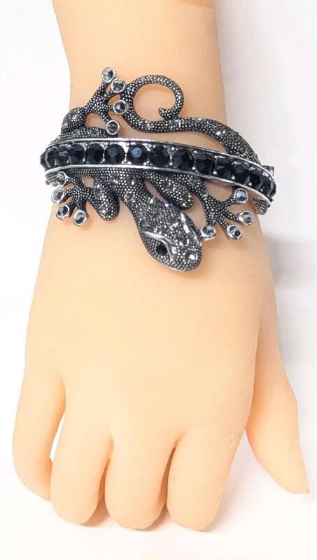 Signed Yukong Hinged Lizard Gecko Bracelet, One Size Fits Most, Clasp Does Not Line Up Flush