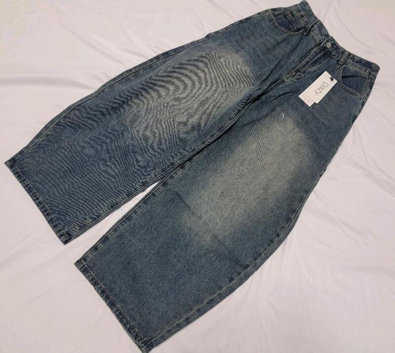 New Women's Sz. Medium Dazy 28&times;25 Straight Leg Wide Bottom Blue Jeans .