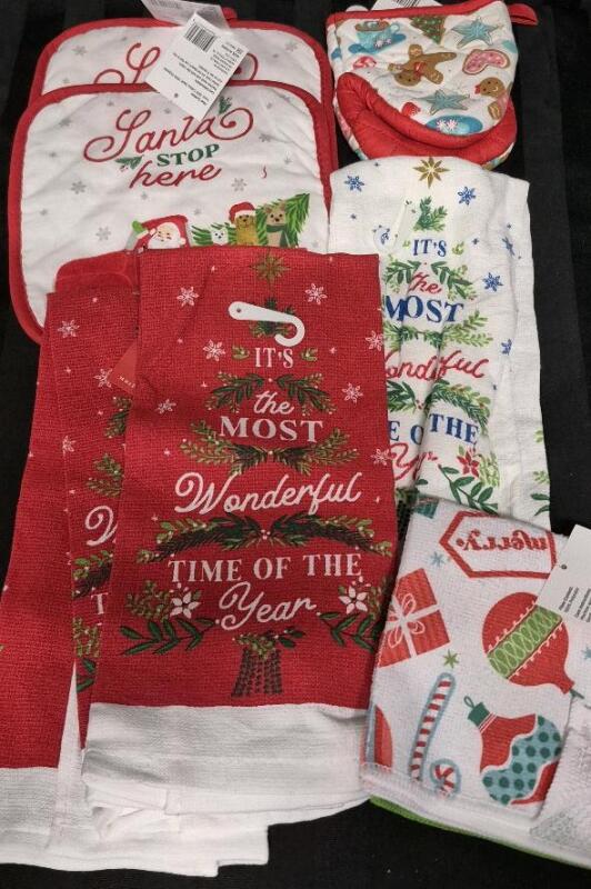 7 New Christmas Hand Towels, Cloths, Oven Mitt & Pot Holders