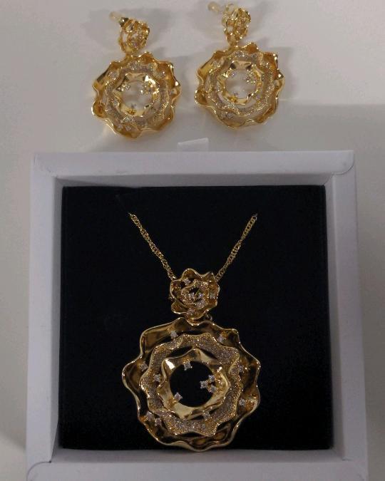 14k Gold Plated 55.0mm simulated diamond 2 pc flower set with Dangle Earrings, chain 18" long