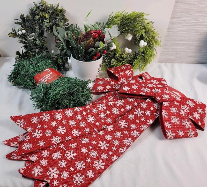 New - Holiday Style Home Decor Christmas Lot . 2 Wreaths , Faux Arrangement , 2 Decorative Bows & 24ft Green Garland .