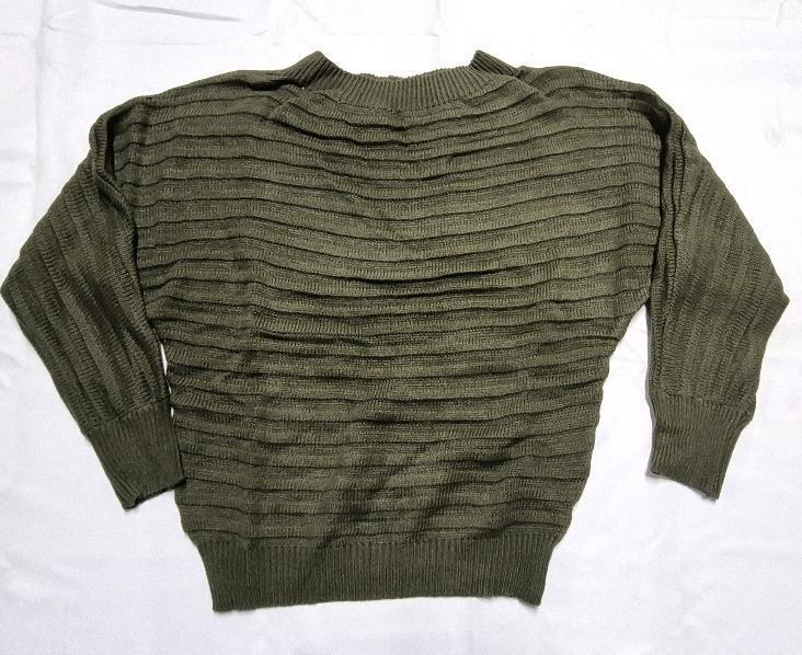 New sz Medium Women's Sweater