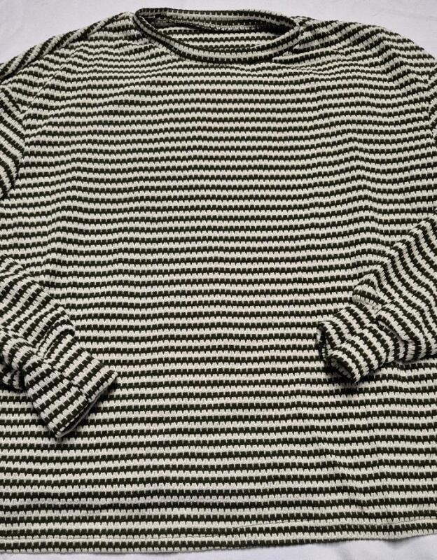 New sz Medium Women's Lightweight Knit Top