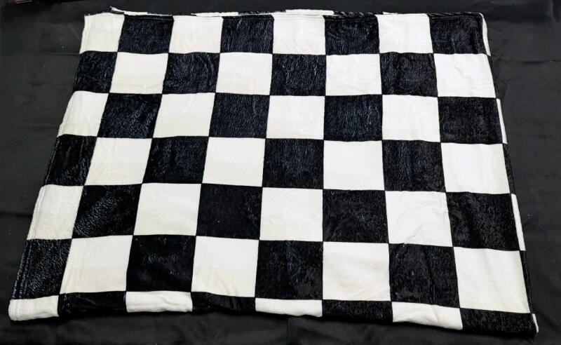 New Minky Soft 78.75" &times; 59" Checkered Fleece Throw Blanket