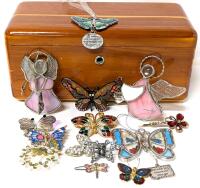 Stunning Vintage Miniature LANE CEDAR CHEST With Key feom Knechtels Limited, Filled With Angels, Butterflies & Dragonfly: Stained Glass Figure & Ornament, Brooches, Hair Clips + Chest 9" &times; 4.4" &times; 4" Tall