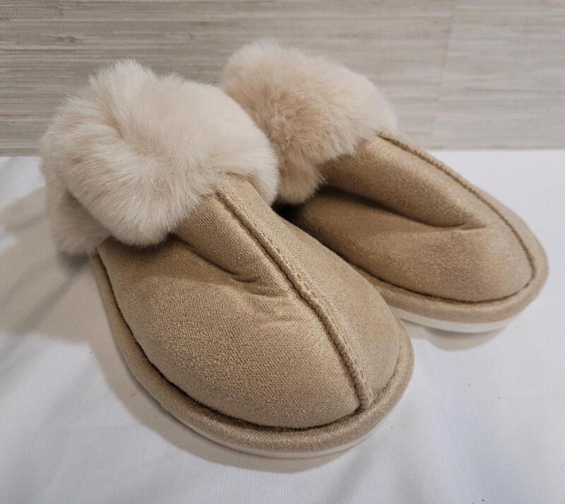 New Women's Sz. 9-10 Beige Faux Fur Lining Slippers