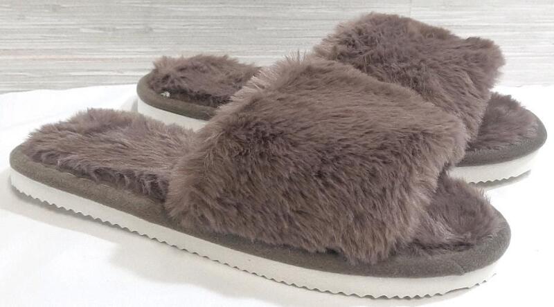 New Pair of Women's Fuzzy Slippers | Size 8