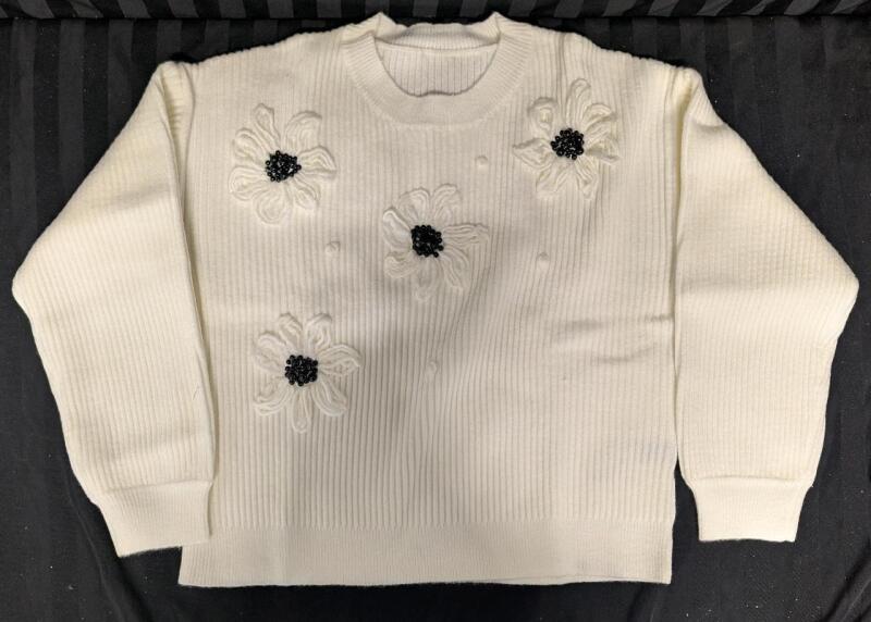 New: Size M Women's - 3D Floral Sweater