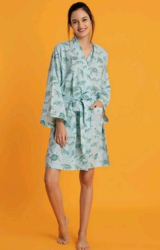 New Women&rsquo;s Medium Mahogany and Co. Short Robe with Turtle Design