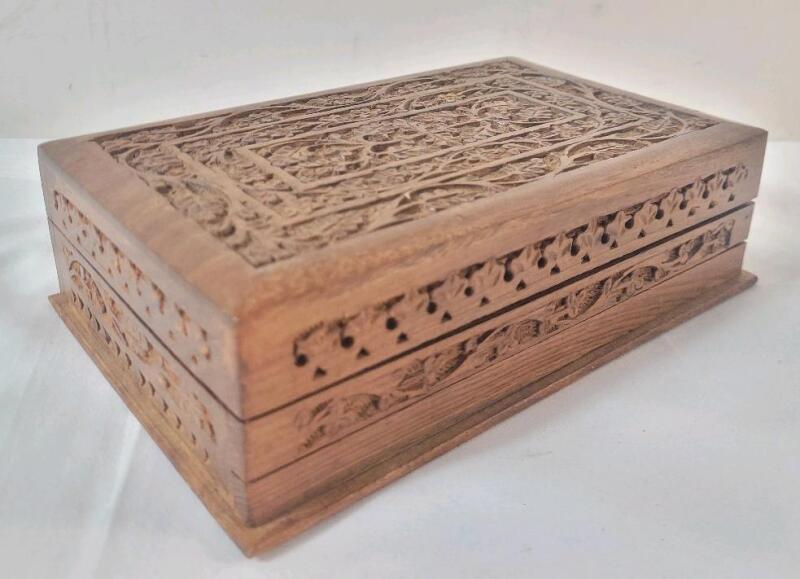 Vintage Hand Carved Wooden Jewelry Box . Measures 8"&times;5"&times;2 &frac14;"