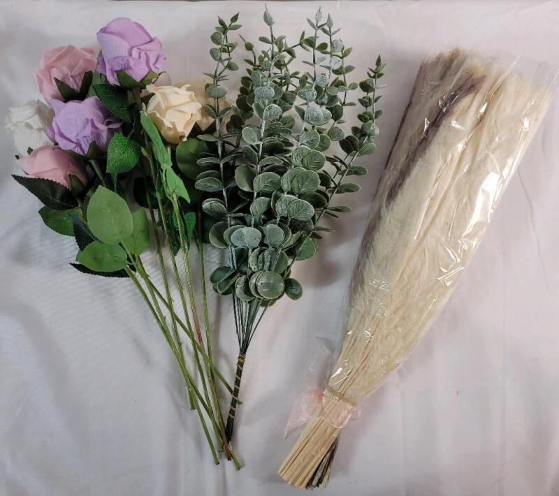 New - Home Decor Faux Floral Roses & Natural Dried Pampas Grass Bouquet.
