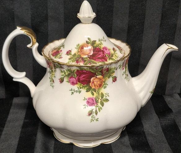 STUNNING Vintage Royal Albert Old Country Roses Teapot 8" Tall with Lid