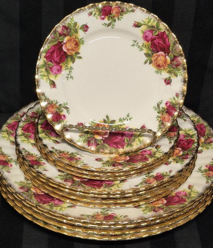 12 Vintage Royal Albert Old Country Roses - 4 Place Setting Plates