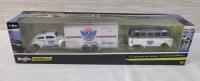 2018 Maisto Design Volkswagen Van " Samba " w/Volkswagen Beetle & Trailer Diecast Model Car . 1:64 Scale