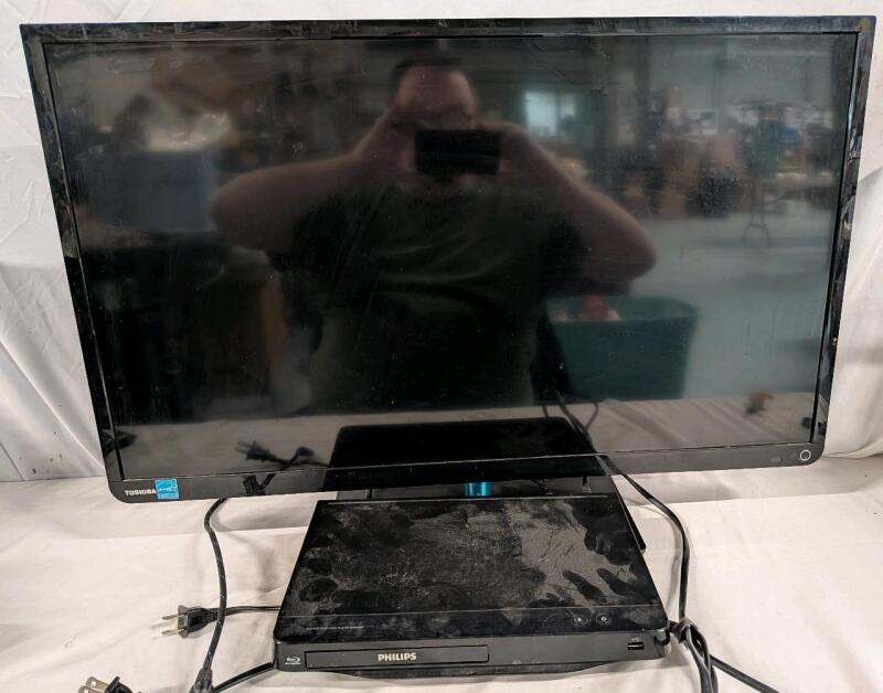Toshiba 32" Tv With Philips Blu-ray Player. Blu-ray Player is region free. Both tested for power