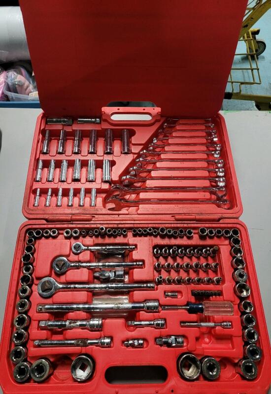 Craftsman SAE and Metric Sockets, Extensions , Ratchets & Wrenches Set in Case