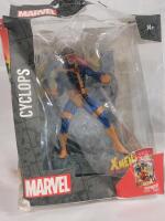 As New - McFarlane Toys Marvel X-Men CYCLOPS 6" Action Figure in Package . Package has some bend damage, does not effect product in box