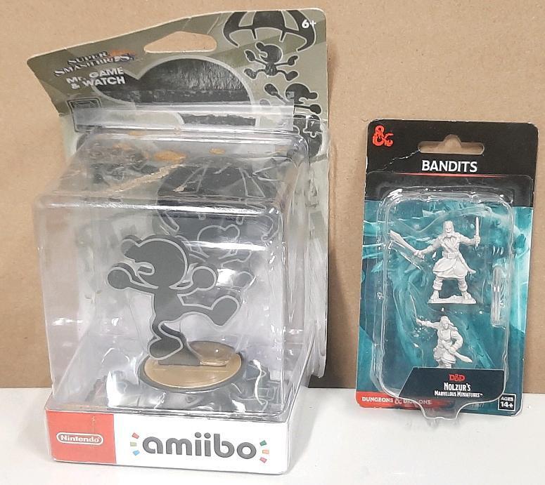 As New Super Smash Bros Mr. Game & Watch Amiibo Figure & D&D Bandits Miniatures