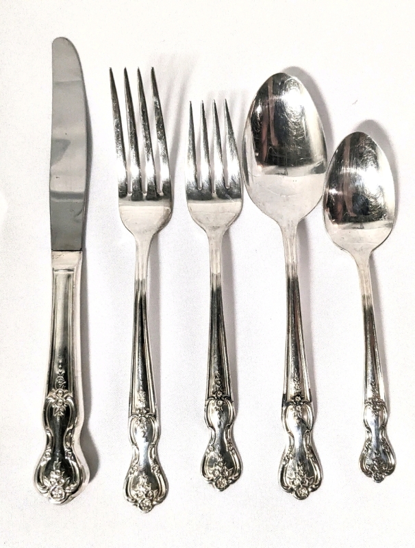 40-Pieces Gorgeous Vintage Rogers & Bros Silver Plate Cutlery Set.