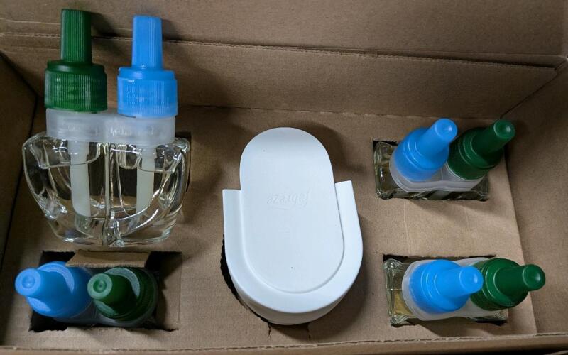 New Febreeze Plug in Air Freshener with Gain Scent. 4 total scent packs.