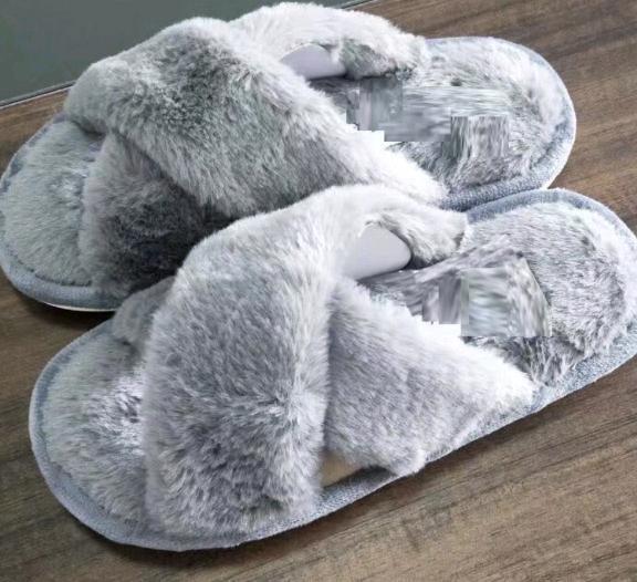 New sz 40/41 Women's Fluffy Slippers/Slides