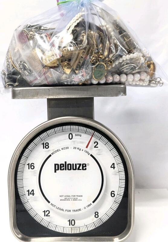 Assorted Jewelry in Bag, Just Under 1kg