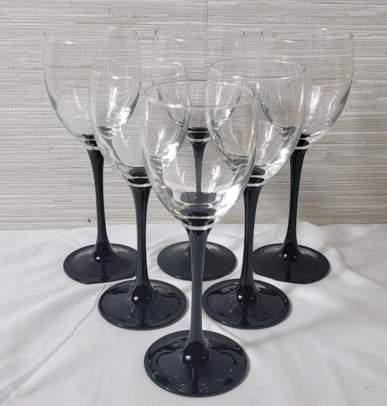 Vintage Luminarc France "Domino" Pattern Wine Glasses , Set of 6 . Measures 7 &frac14;" &times;3 & 7 &frac34;" &times;3