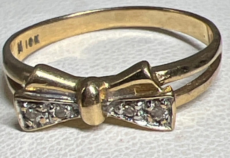 10k yellow Gold Bow ring Diamonds stamped