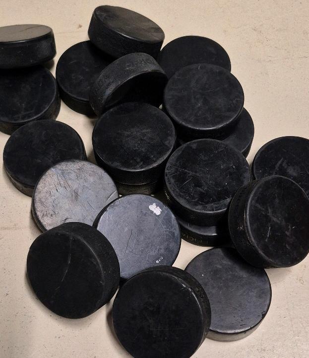 20 Ice Hockey Pucks