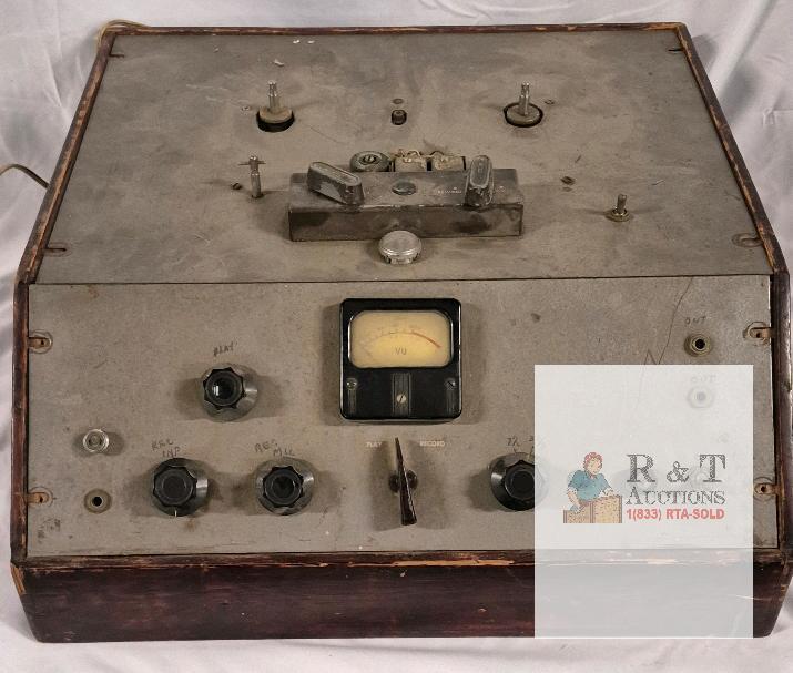 Vintage Mono Reel-to-Reel Tape Recorder, Tube, 7&frac12; & 3&frac34; ips, Analog VU, Wood Case, 1940s-1950s Powers on