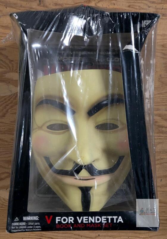V for Vendetta Book and Mask Set (Vertigo, 2012), ISBN 9781401238582, Guy Fawkes Collectible