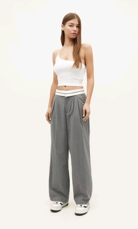 New Stradivarius Women's Trousers With Turn-down Waist. Size 8