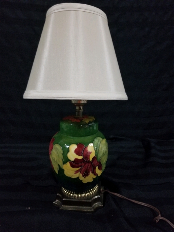 MOORCROFT Ginger Jar Hibiscus table lamp