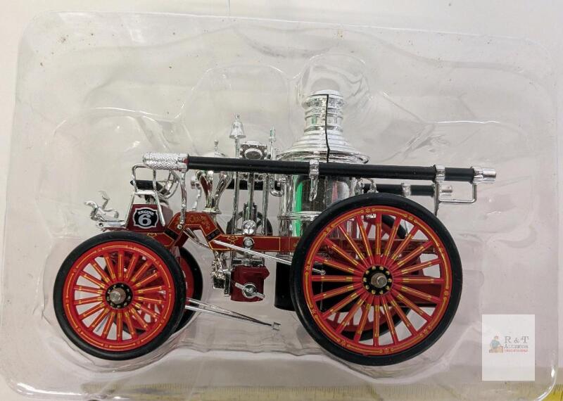 1:24 Scale Die-Cast Engine 6 Vintage Horse-Drawn Steam Fire Engine Model, Chrome & Red Detailing
