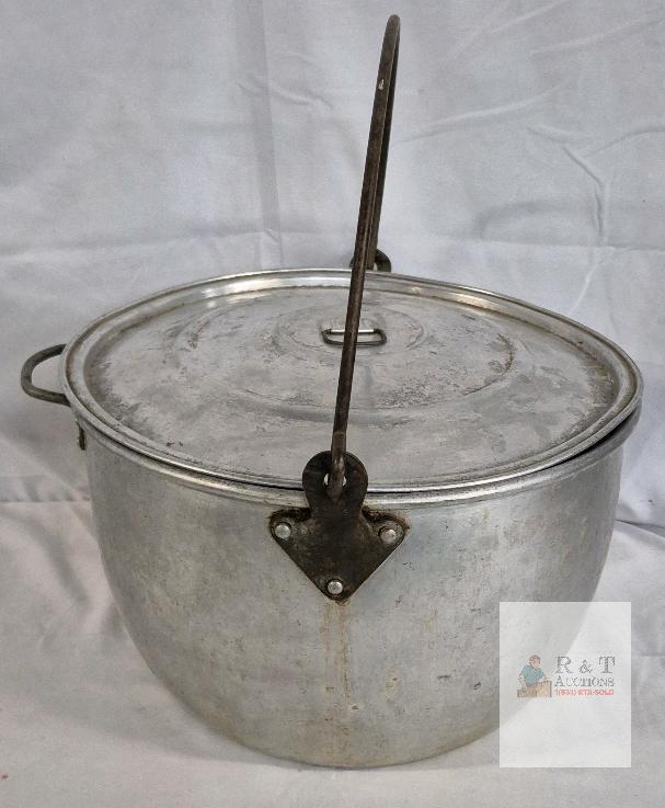 Wear-Ever No. 126 24-Quart Aluminum Campfire Kettle Pot with Lid & Bail Handle, Made in Canada