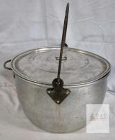 Wear-Ever No. 126 24-Quart Aluminum Campfire Kettle Pot with Lid & Bail Handle, Made in Canada