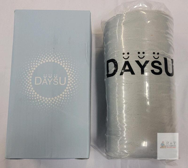NEW DAYSU Sleepsack Plush Dot Blanket, Grey, 0-6 Months, 30"x40", Polyester, New in Box, Made in China