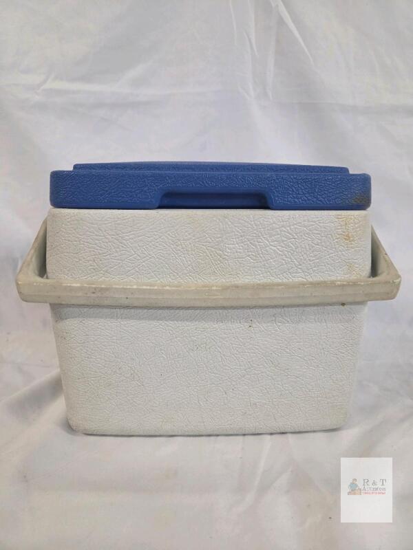 Portable White Cooler 9 Quart, Blue Lid with Cup Holders, Swing Handle, Hard Plastic Shell, used condition
